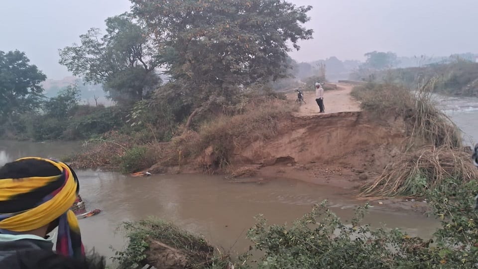 अलीगड़ रोड स्थित गांव चिंतापुर पर कटी नहरी पटरी