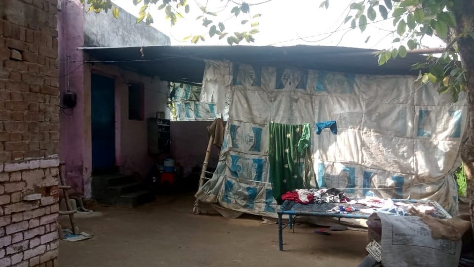 विमलेश निवासी सोखना के घर पर पड़ी तिरपाल
