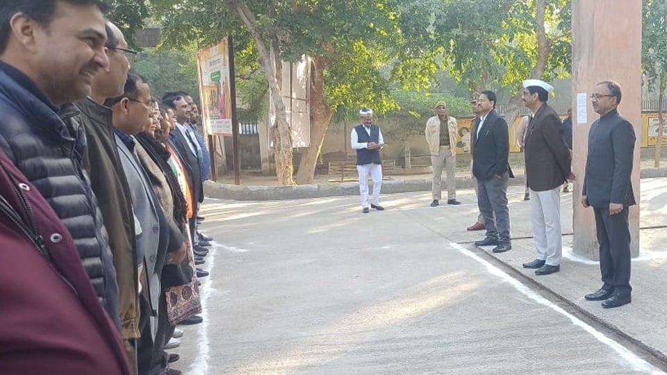 बिना ड्रेस कोड के ध्वजारोहण