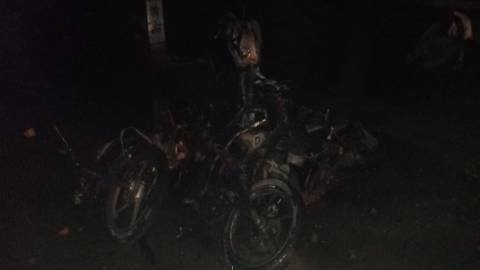जली हुईं बाइक