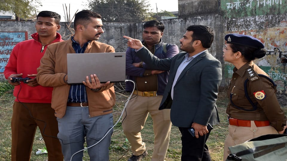 भीमपुर इब्राहिमपुर गांव में बवाल के बाद ड्रोन कैमरे घर की छत को देखते एसडीएम व सीओ