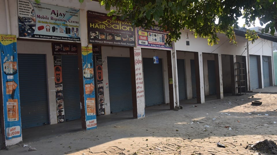 भीमपुर इब्राहिमपुर गांव में बवाल के बाद बंद दुकानें