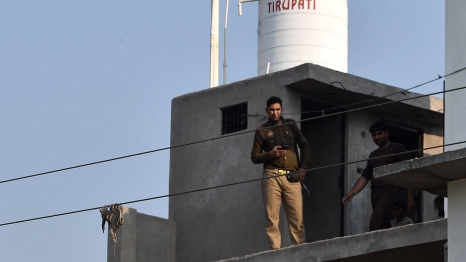 भीमपुर इब्राहिमपुर गांव में बवाल के बाद छत पर रखी कांच की बोतल की जानकारी करती पुलिस