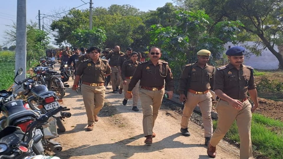 मुरसान के गांव चोकड़ा में युवती के शव को पोस्टमार्टम के लिए ले जाती मुरसान पुलिस