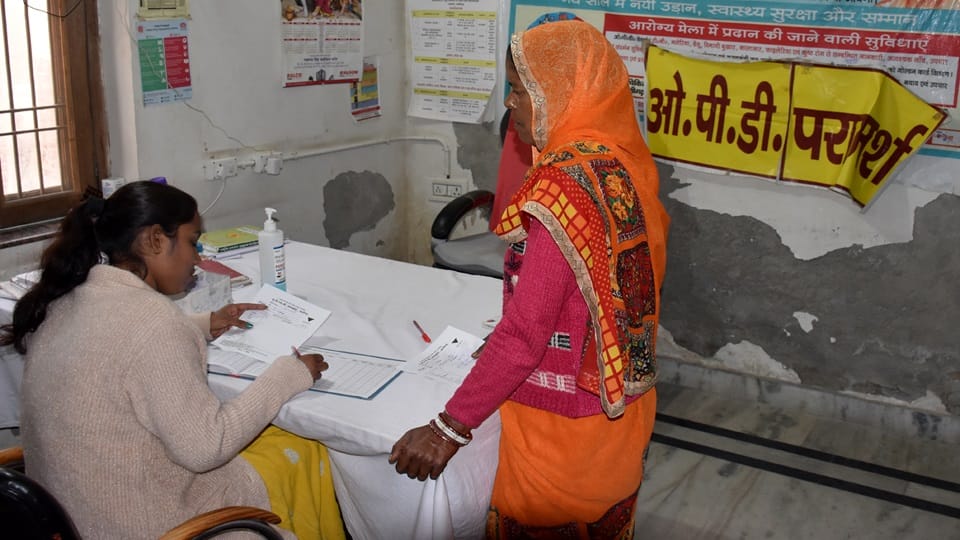 नौरंगाबाद में नगरीय प्राथमिक स्वास्थ्य केन्द्र पर ओपीडी में नहीं डॉक्टर, स्टाफ नर्स देख रही मरीज