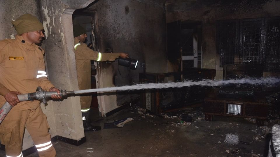 आग बुझाते दमकलकर्मी