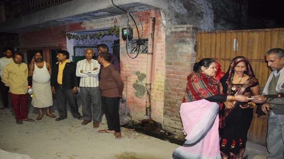 विकास नगर में मृतक डिंपल के घर के बाहर मौजूद लोग