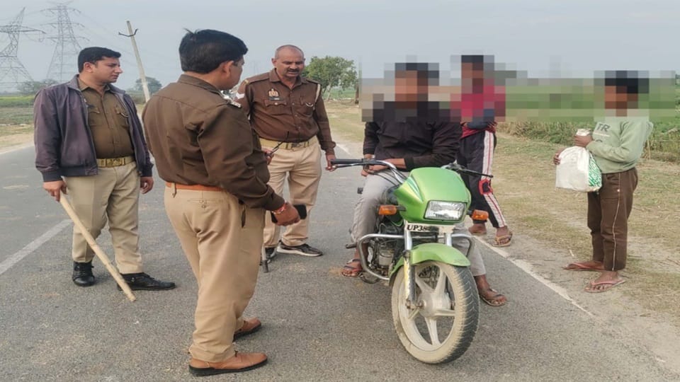 चालान करती पुलिस