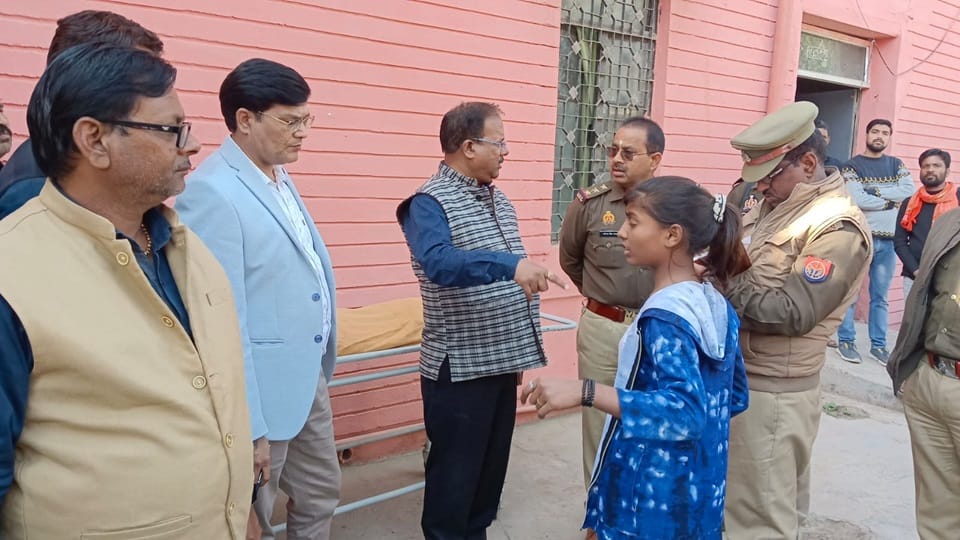 मृतक छात्रा की सहेली से घटना की जानकारी लेते अधिकारी