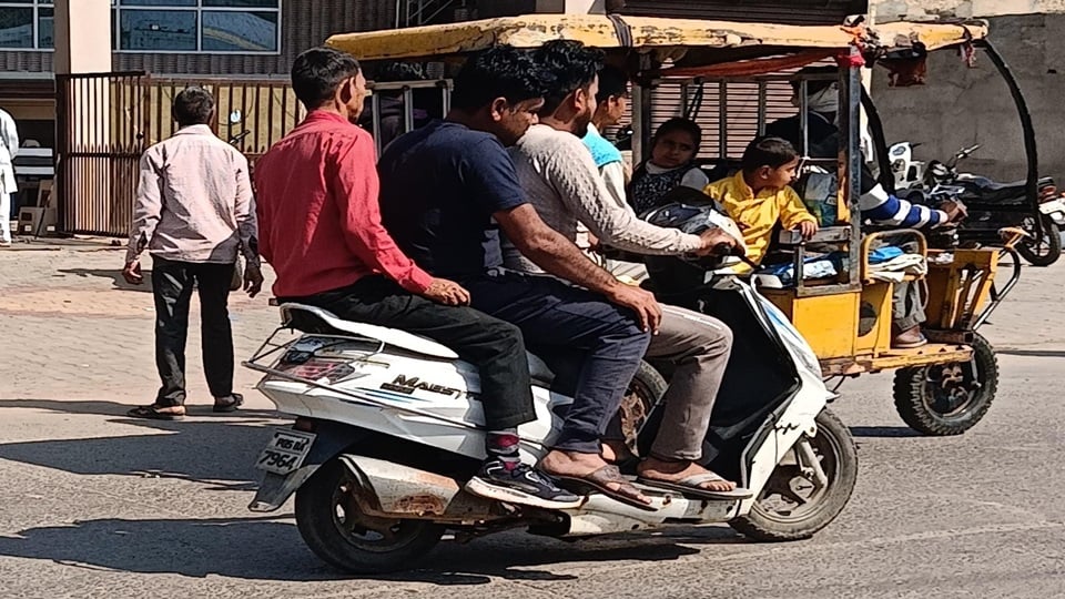 तीन सवारी एक वाहन