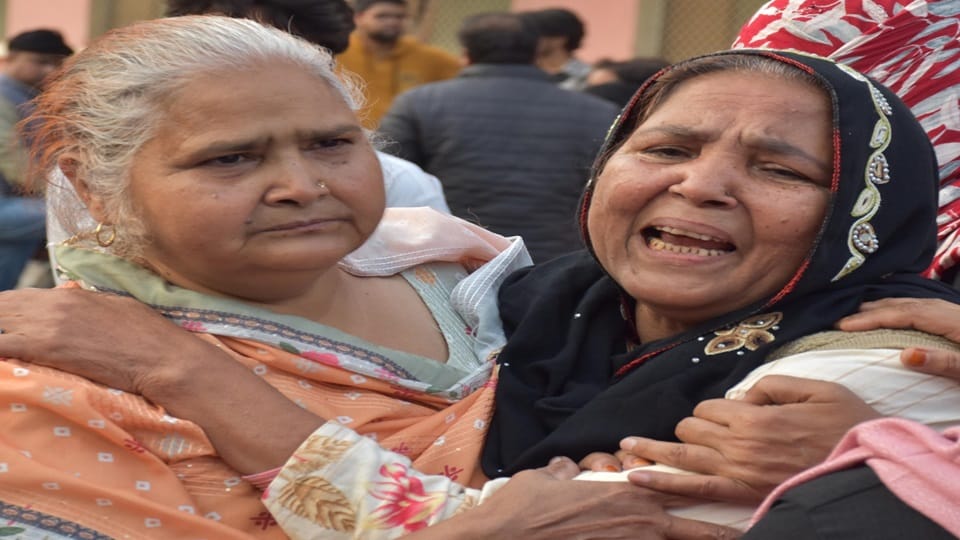 मोहम्मद कैफ की मौत के बाद जेएन मेडिकल कॉलेज में विलाप करती दादी