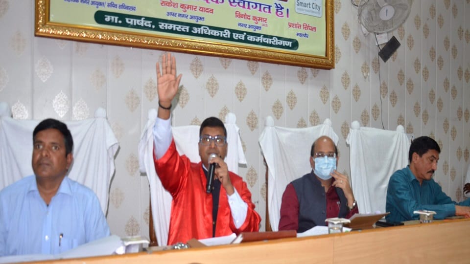 नगर निगम के जवाहर भवन में नगर निगम बोर्ड की बैठक में हंगामा करते पार्षदों को रोकते मेयर प्रशांत सिंघल