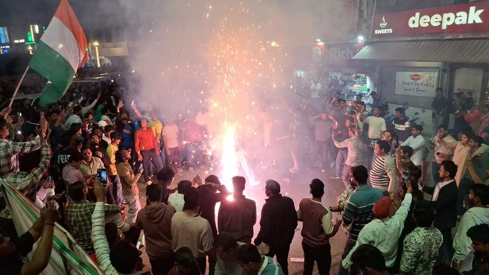 भारत की जीत पर आतिशबाजी