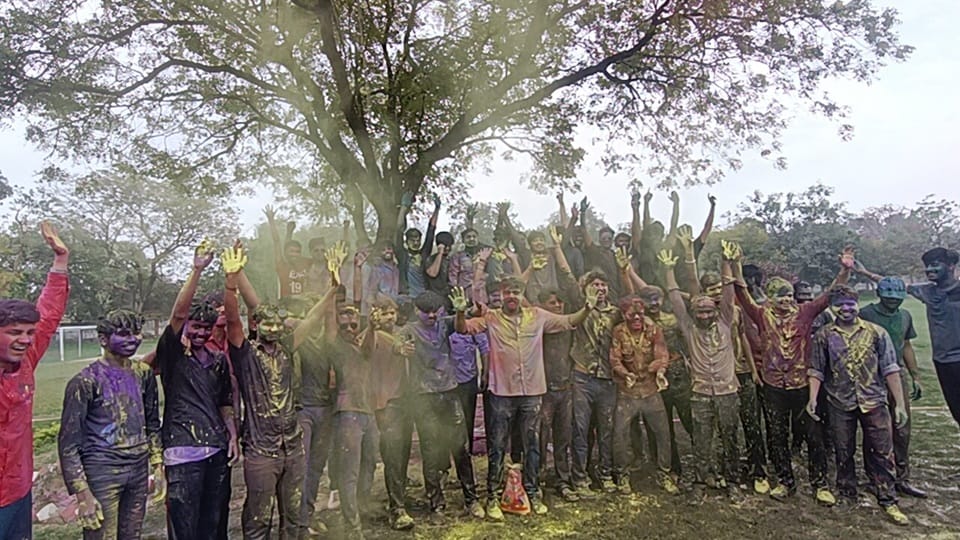 होली खेलते एएमयू छात्र