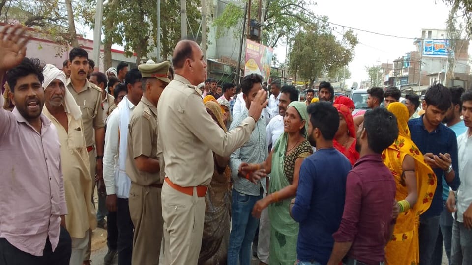 परिजन हंगामा करते हुए