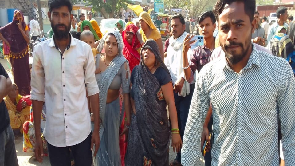 हंगामा करते परिजन