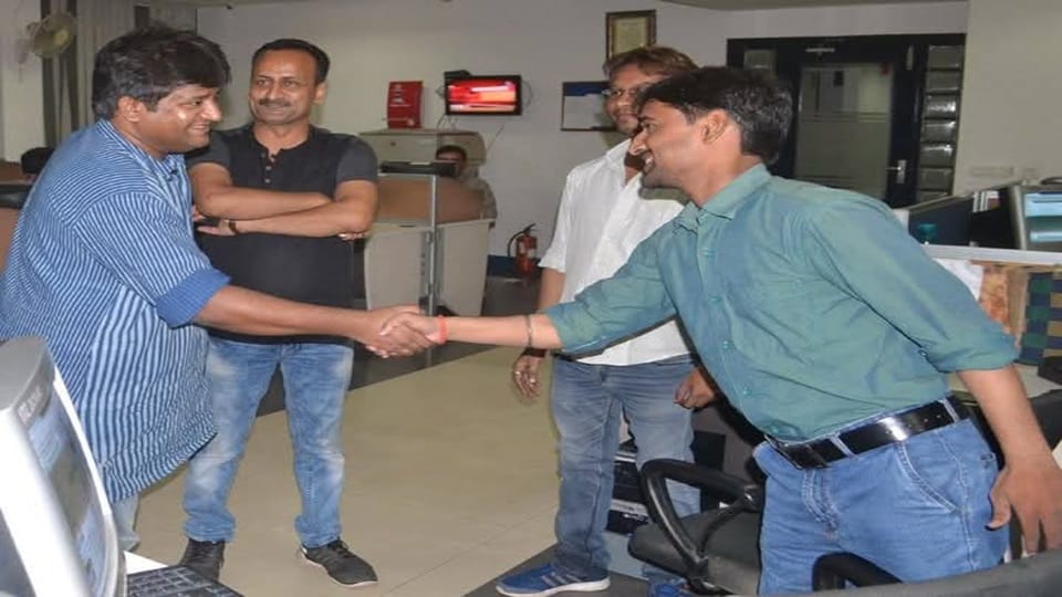 अमर उजाला के कार्यालय में मनोज संतोषी