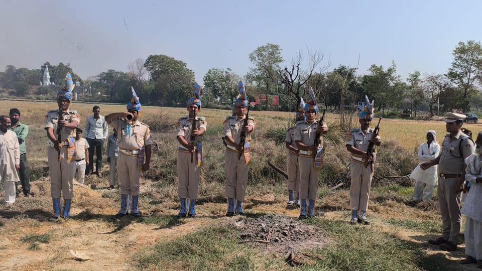 सलामी देते सीआरपीएफ जवान