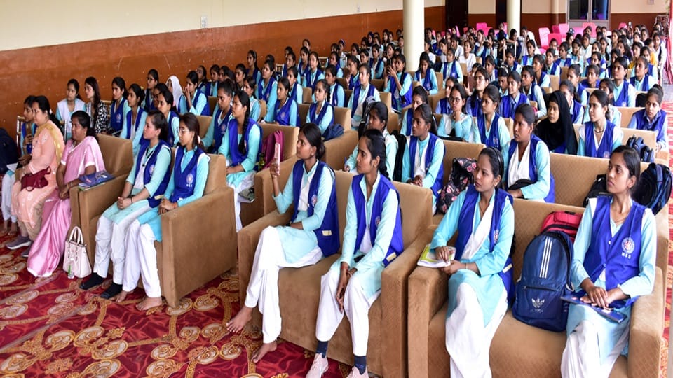 पुलिस की पाठशाला में छात्राएं व शिक्षिकाएं