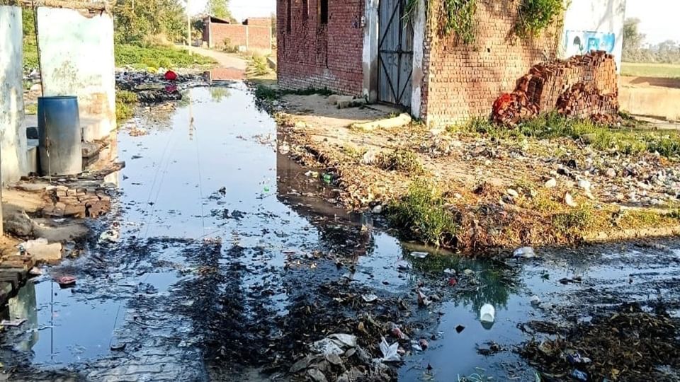 जोगिया में पोखर के कारण रास्तों पर भरा गंदा पानी