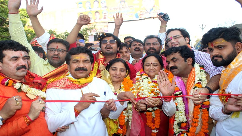 परशुराम शोभायात्रा के दौरान अतिथियों का फूला माला पहनाकर स्वागत करते आयोजक