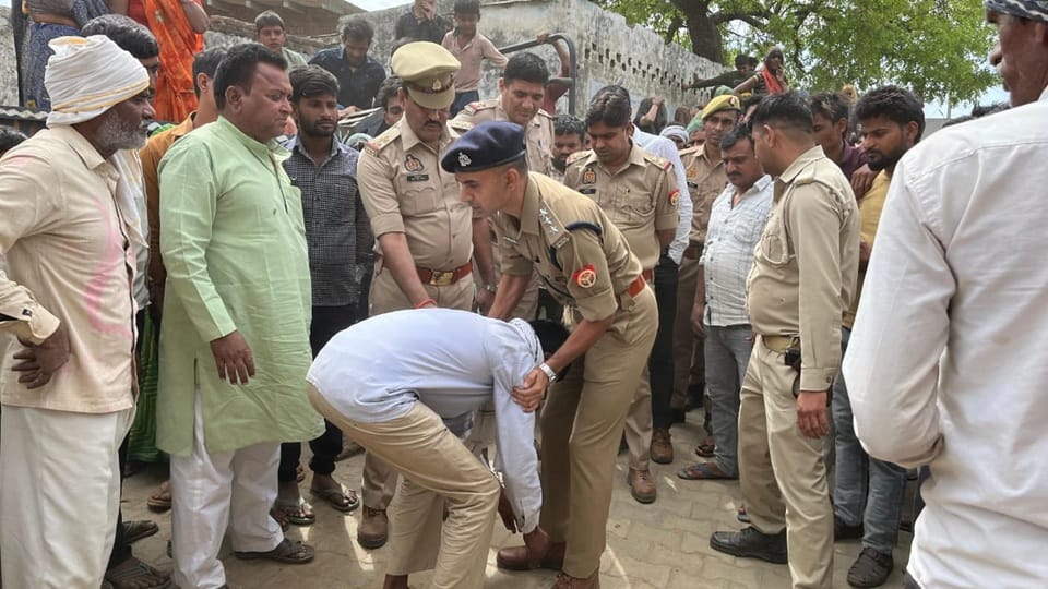 सीओ छर्रा धनंजय से पैर छूकर न्याय की मांग करता मृतका का पति भूरे सिंह