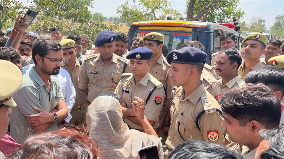 मृतका के परिजनों से वार्ता करते पुलिस अधीक्षक ग्रामीण अमृत जैन