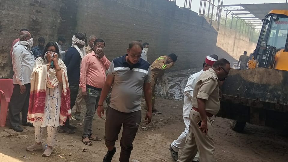 कोल्ड स्टोरेज में भस होने के कारण मुंह एवं नाक को कपड़े से दबाकर खड़ी एसडीएम प्रज्ञा यादव एवं अन्य