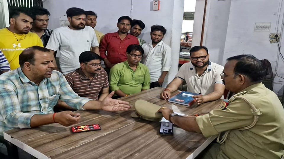 देहली गेट थाने में पहुंचे भाजपाई