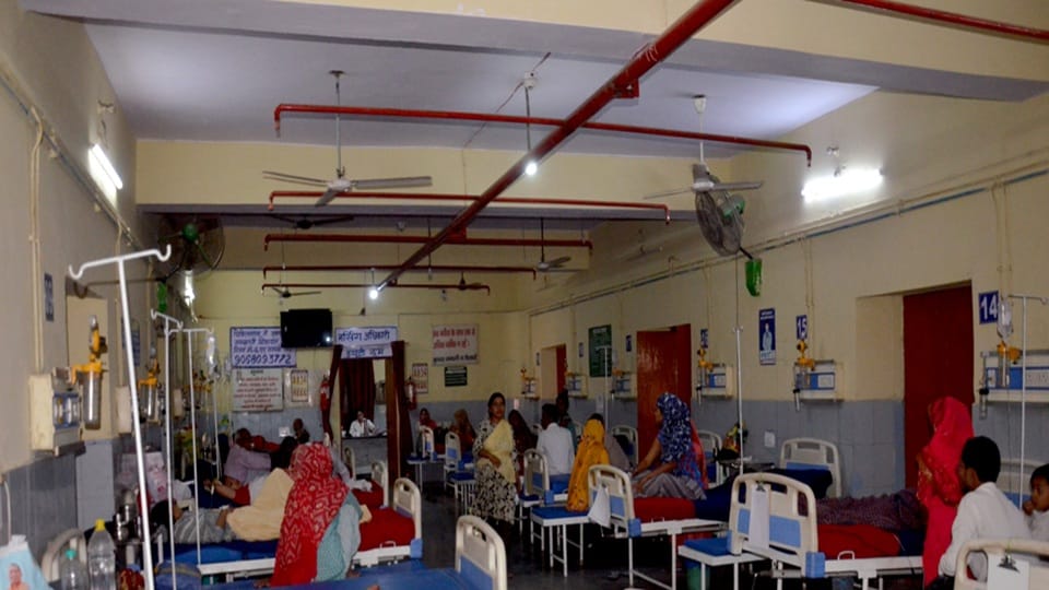 मलखान सिंह जिला अस्पताल के वार्ड में उपचार कराते मरीज
