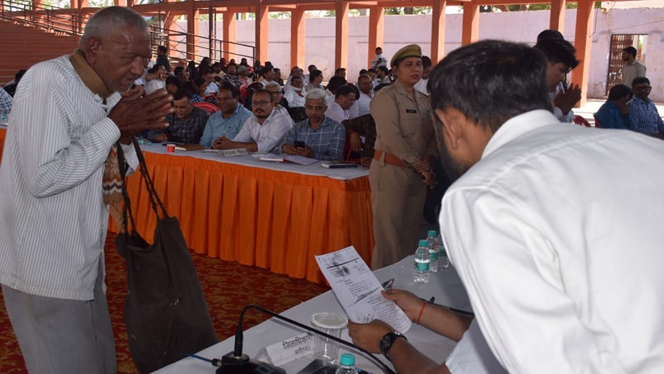 नुमाइश के कृष्णांजलि में संपूर्ण समाधान दिवस में डीएम को हाथ जोडकर अपनी शिकायत बताते पीड़ित