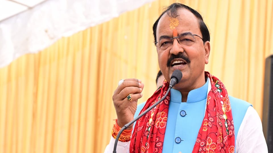 डिप्टी सीएम केशव प्रसाद मौर्य संबोधन करते हुए