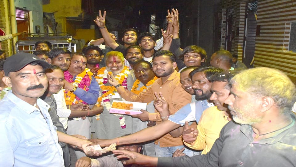 बारहद्वारी वाटर बॉक्स पर नगर निगम सफाई कर्मचारी संघ के  चुनाव में महामंत्री पद पर सुनील कुमार टुंडा  के जितने के बाद जश्न मनाते समर्थक