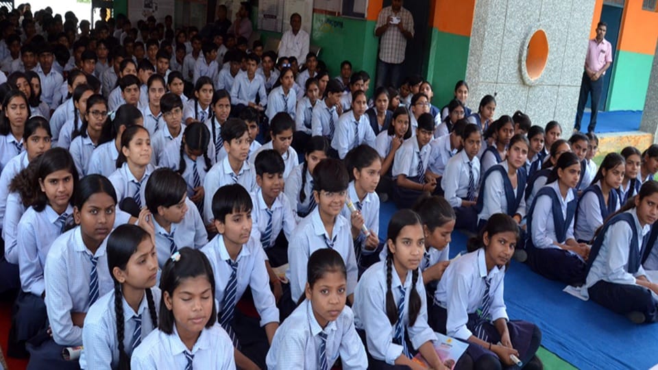 खैर के सुजानपुर स्थित पीएम श्री जवाहर नवोदय विद्यालय में अमर उजाला द्वारा पुलिस की पाठशाला में उपस्थित विद्यार्थी