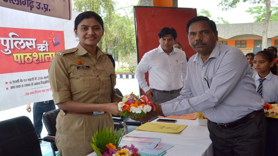 पुलिस की पाठशाला में एएसपी अरीबा नोमान का स्वागत करते प्रधानाचार्य ओमवीर सिंह
