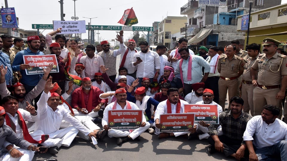 क्वार्सी सपा कार्यालय से पैदल मार्च क्वार्सी चौराहे पर दिल्ली की मुख्यमंत्री का पुतला दहन के दौरान चौराहे पर बैठे सपा के पदाधिकारी