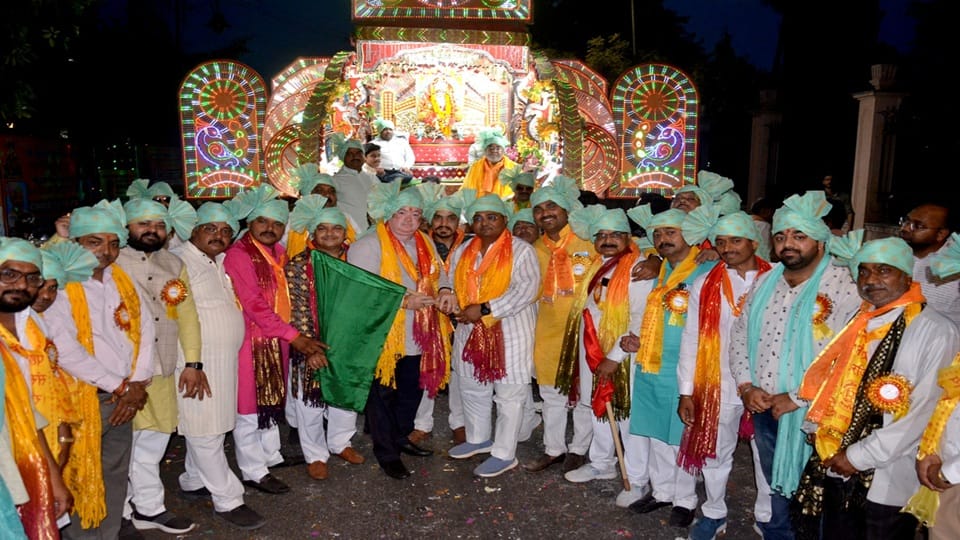 घंटाघर अक्रूर पार्क से वाष्र्णेय युवा संगठन द्वारा अक्रूर जी महाराज की शोभायात्रा का हरी झंडी दिखाकर  शुभारंभ करते अमित सराफ व अन्य पदाधिकारी