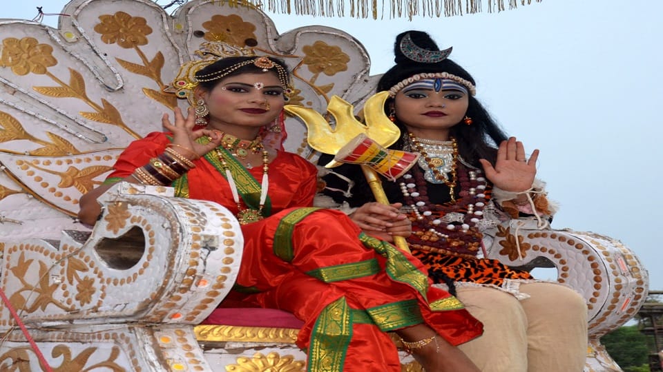 अक्रूर जी महाराज की शोभायात्रा में उपस्थित झांकी