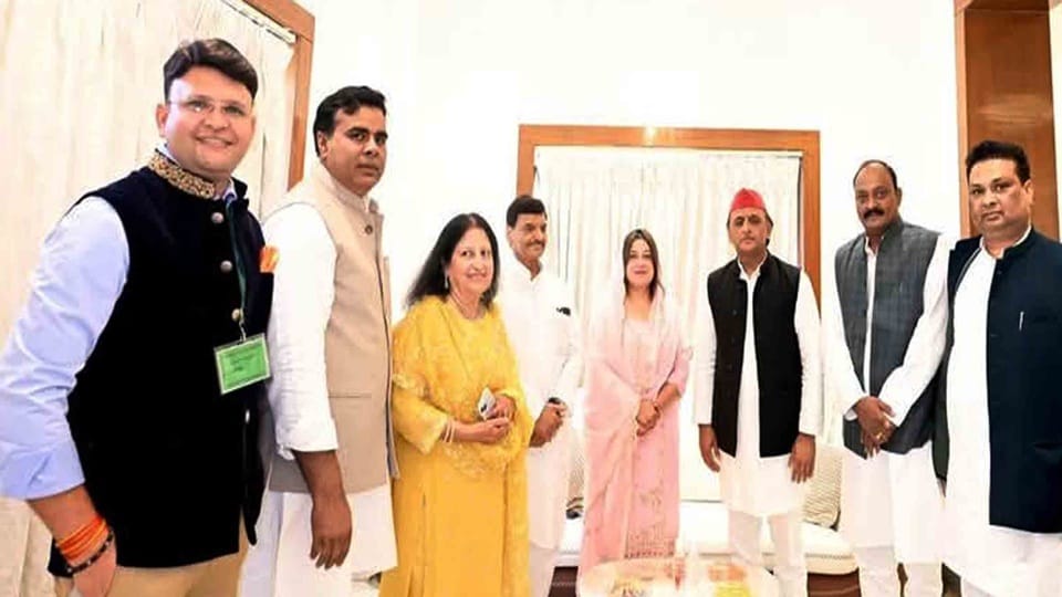 शादी समारोह में अखिलेश यादव