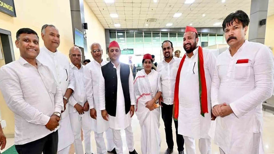 अखिलेश यादव के साथ सपा नेता