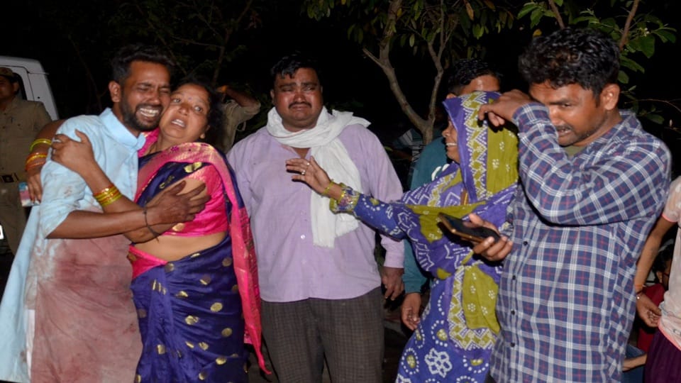 परिजन रोते हुए