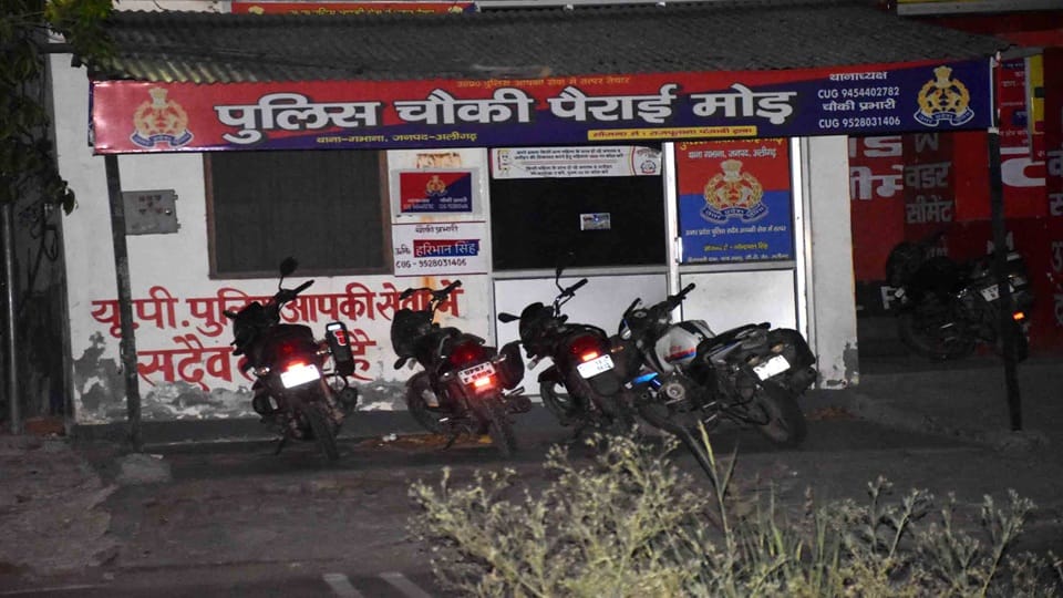 रात 1.49 बजे बंद हाईवे पुलिस चौकी पैराई मोड़