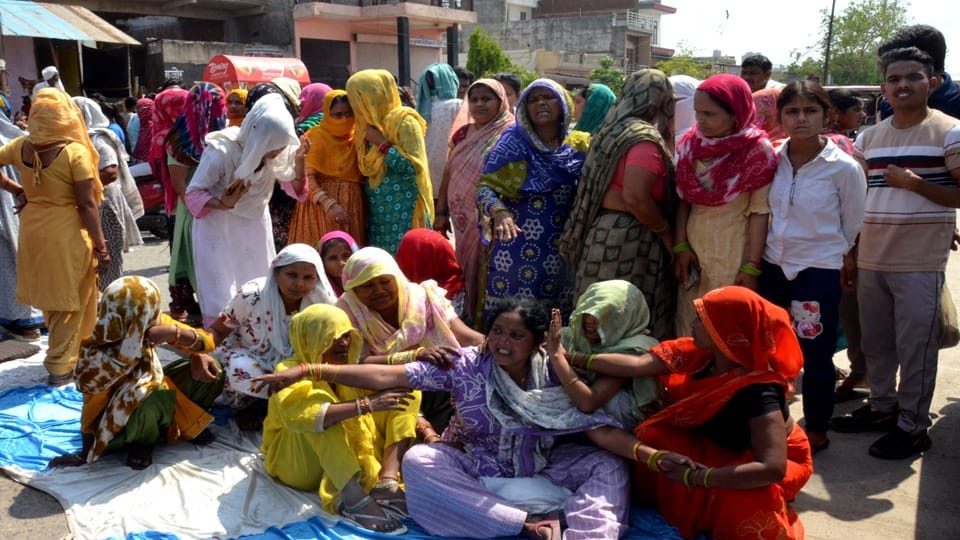 नगला कलार में गोली मारकर की मुरारी लाल की हत्या के बाद खैर बाईपास पर जाम लगाकर विरोध प्रदर्शन करती महिलाएं
