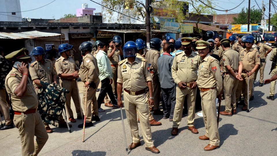 नगला कलार में गोली मारकर की मुरारी लाल की हत्या के बाद खैर बाईपास पर जाम लगाकर विरोध प्रदर्शन  के दौरान तैनात पुलिस
