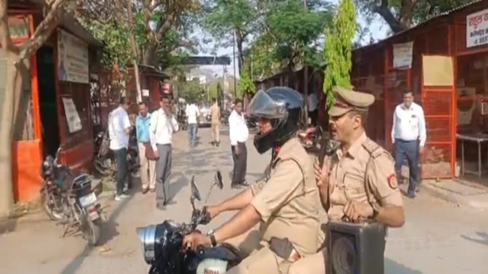 कलक्ट्रेट में बम की सूचना पर माइक से एलाउंस करते पुलिस कर्मी