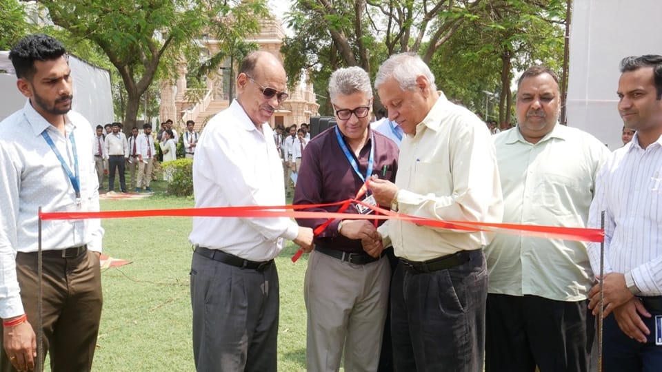 मंगलायतन विश्वविद्यालय में रोजगार मेले का शुभारंभ करते कुलपति प्रो. पीके दशोरा व अन्य