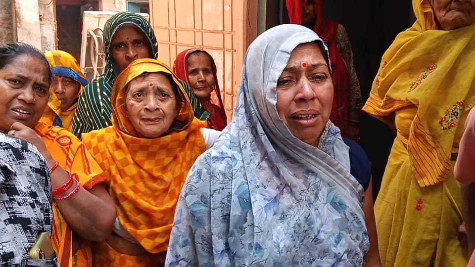 शोक संतप्त परिजन