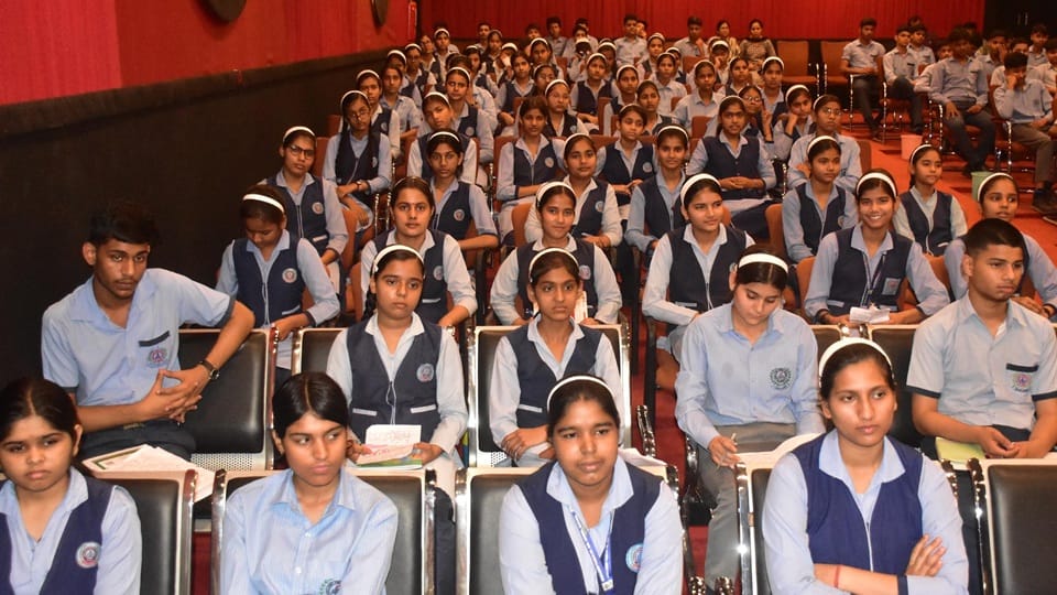 ब्रिलिएंट पब्लिक स्कूल में अमर उजाला द्वारा वाद विवाद प्रतियोगिता में मौजूद छात्राएं व छात्र