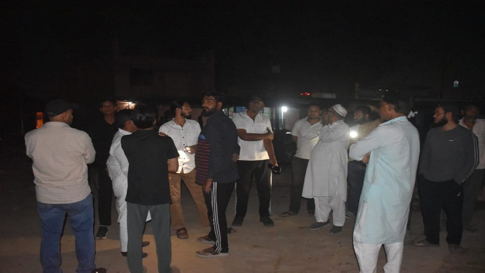 आग लगने पर इकट्ठे हुए लोग