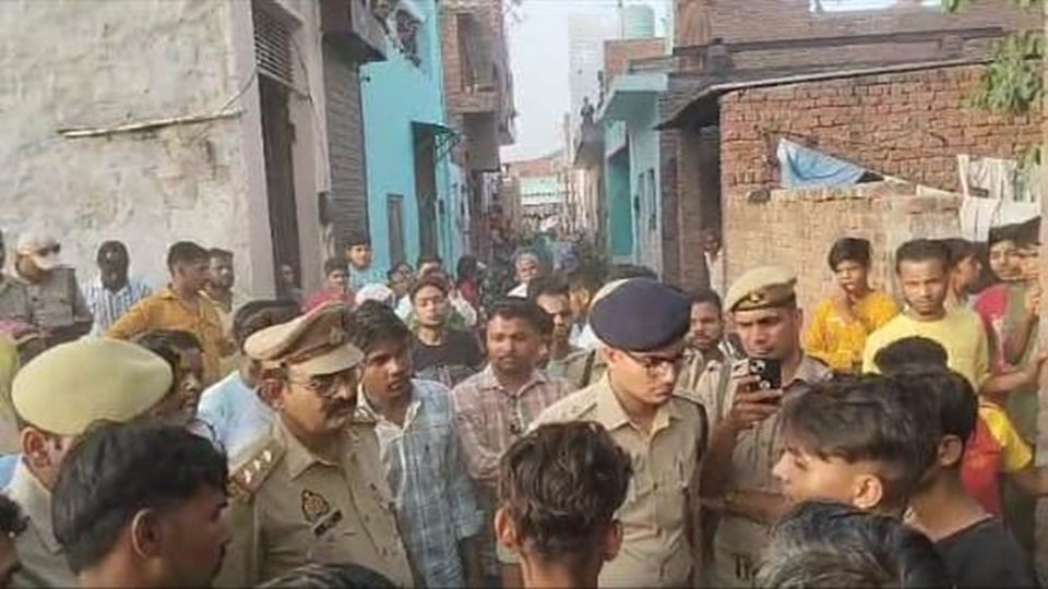 घटना की जानकारी करती पुलिस